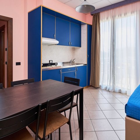 Cucina al 1° e 2° piano con divano letto a castello senza vista mare