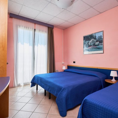 Camera da letto del bilocale per 4/5 persone con vista mare laterale