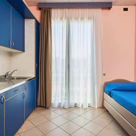 Cucina al 1° e 2° piano con divano letto a castello senza vista mare